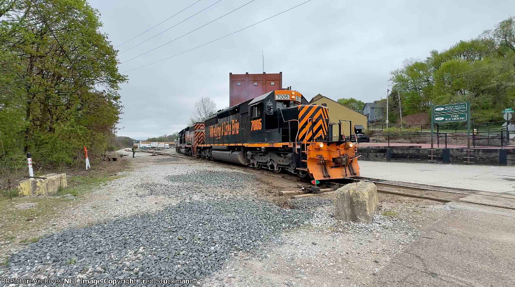 WE 7005 sets foot on Wheeling rails.